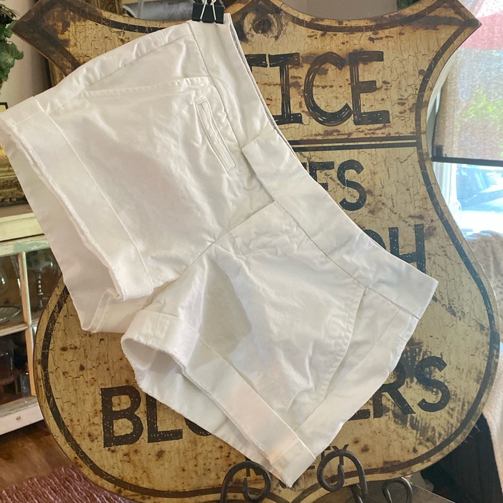 White Converse One Star Cuffed Shorts, Women’s (Size 2) 🌸🍃 Bin 4/1013